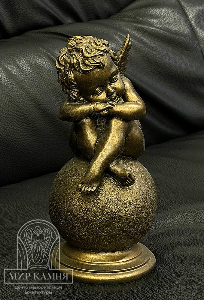 Скульптура / фигурка на могилу Ангел на шаре №6